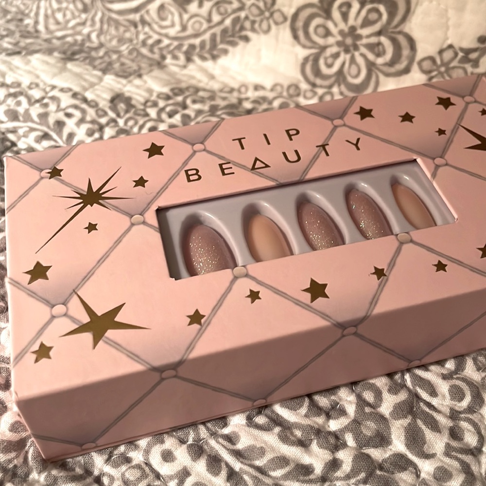 Tip Beauty
Flaunt Luxury Artificial Nail, Set of 24